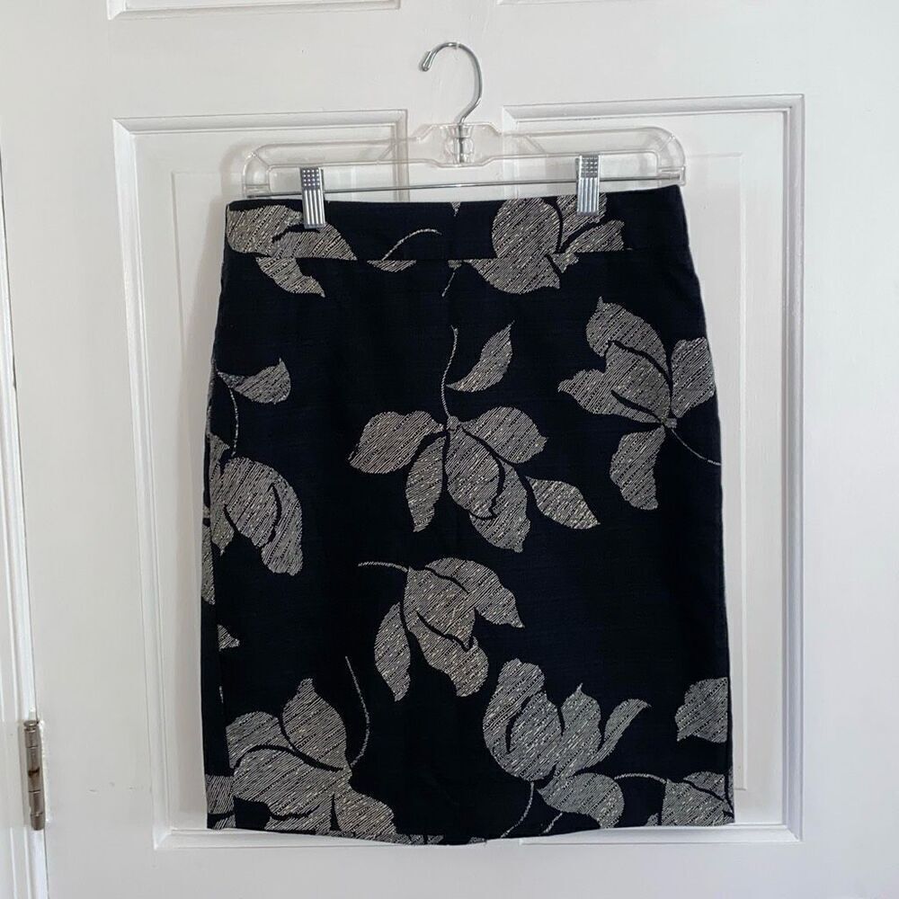 🔥3/$20🔥 Ann Taylor black pencil skirt with leaf pattern size 8P
